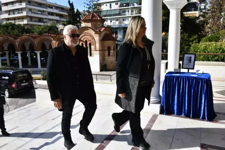 Κώστας Χαρδαβέλλας: Πλήθος κόσμου και συγκίνηση στο τελευταίο αντίο στον σπουδαίο δημοσιογράφο