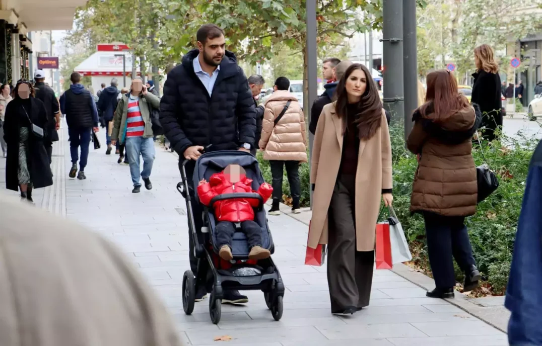 Παύλος Μαρινάκης: Βόλτα στο κέντρο της Αθήνας με τη σύζυγό του, Κατερίνα Μαχαιριώτη και τον γιο τους