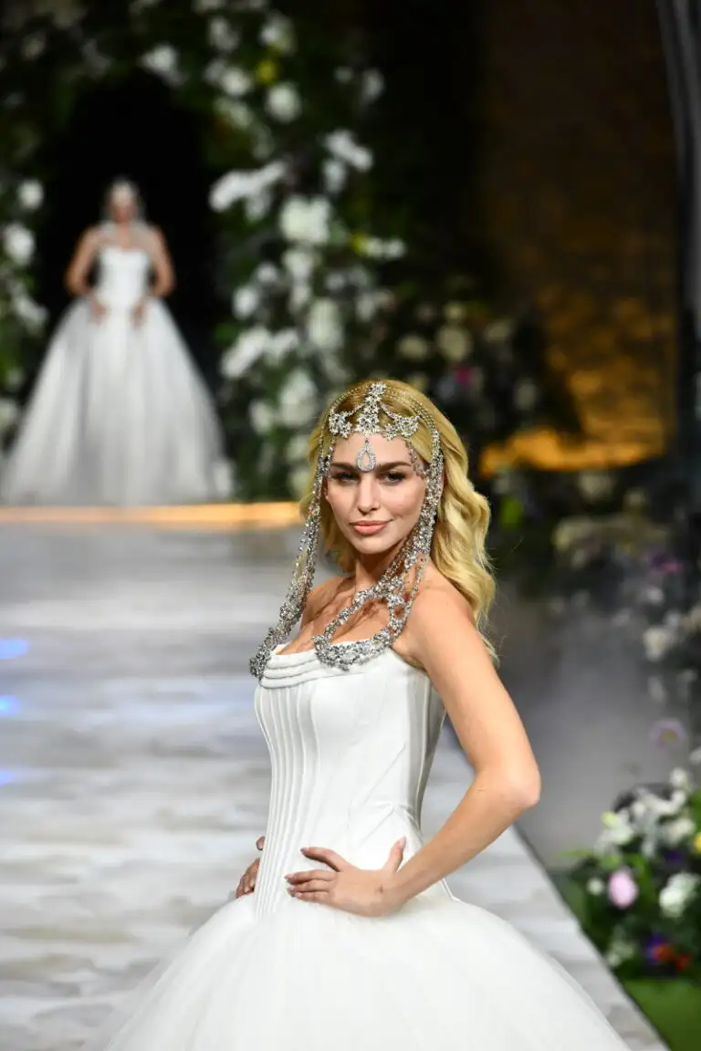 Yes I Do Catwalk: Οι διάσημες Ελληνίδες εντυπωσίασαν με τα νυφικά τους στην πασαρέλα